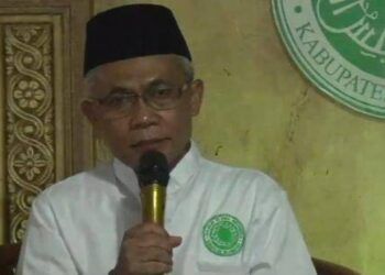 Ketua Bidang Fatwa MUI Bojonegoro Muh. Shofiyullah saat menjelaskan kehalalan vaksin Covid-19 AstraZeneca. (Foto: Tangkapan layar YouTube MUI Bojonegoro/Tugu Jatim)