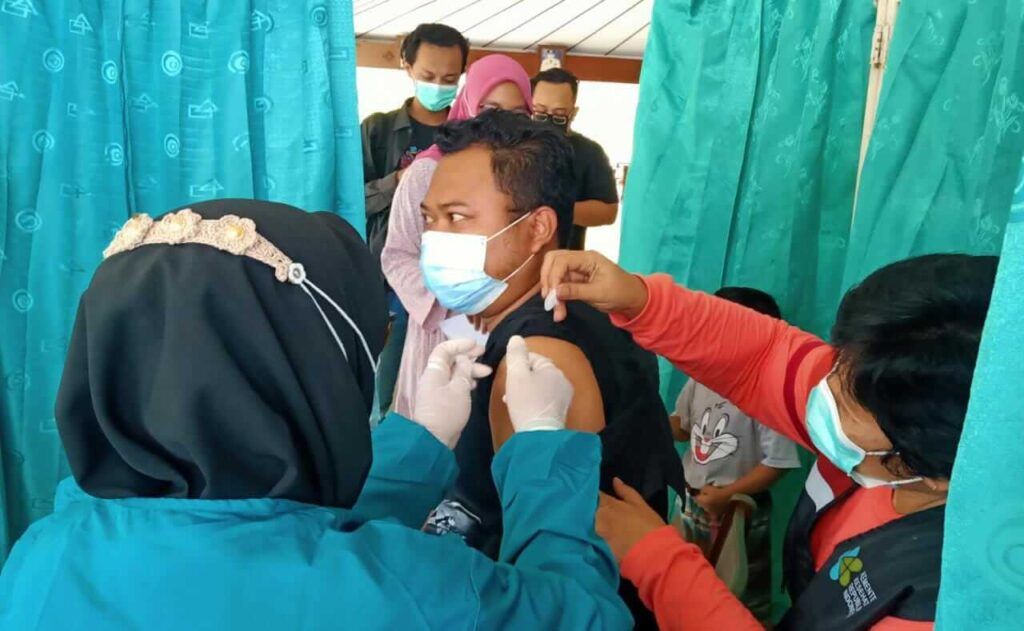 Pelaksanaan vaksinasi kepada para jurnalis di Bojonegoro, Rabu siang (17/03/2021). (Foto: Mila Arinda/Tugu Jatim)