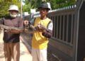Warga berhasil menangkap hewan biawak. (Foto: Rochim/Tugu Jatim)