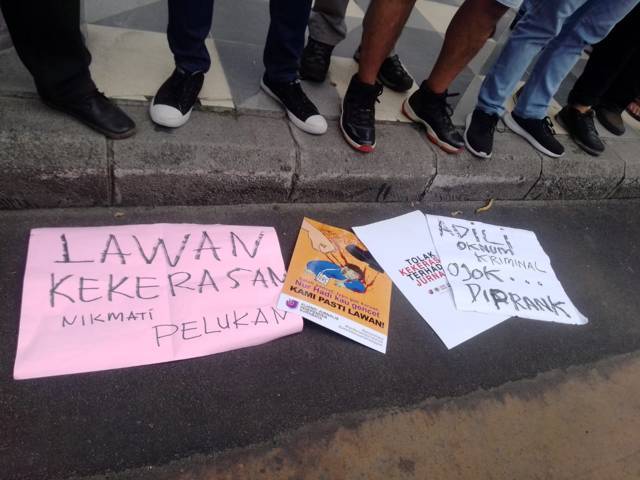 Poster aksi jurnalis se-Surabaya desak polisi tangkap semua pelaku represi pada Nurhadi Tempo. (Foto: Rangga Aji/Tugu Jatim)