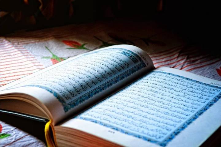 Membaca Al-Qur'an, salah satu amalan yang dianjurkan Nabi Muhammad ketika menyambut malam Nisfu Syakban. (Foto: Pixabay)