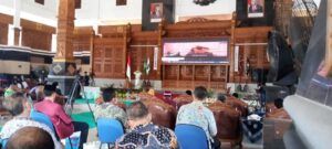 Gubernur Jatim Khofifah Indar Parawansa saat memberikan sambutan secara virtual di gedung Grahadi Surabaya. (Foto: Rochim/Tugu Jatim)