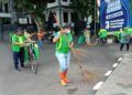 Mantan Sekda Kota Malang Wasto saat menyapu jalanan bersama Kader Lingkungan pada Senin (01/03/2021). (Foto: Azmy/Tugu Jatim)