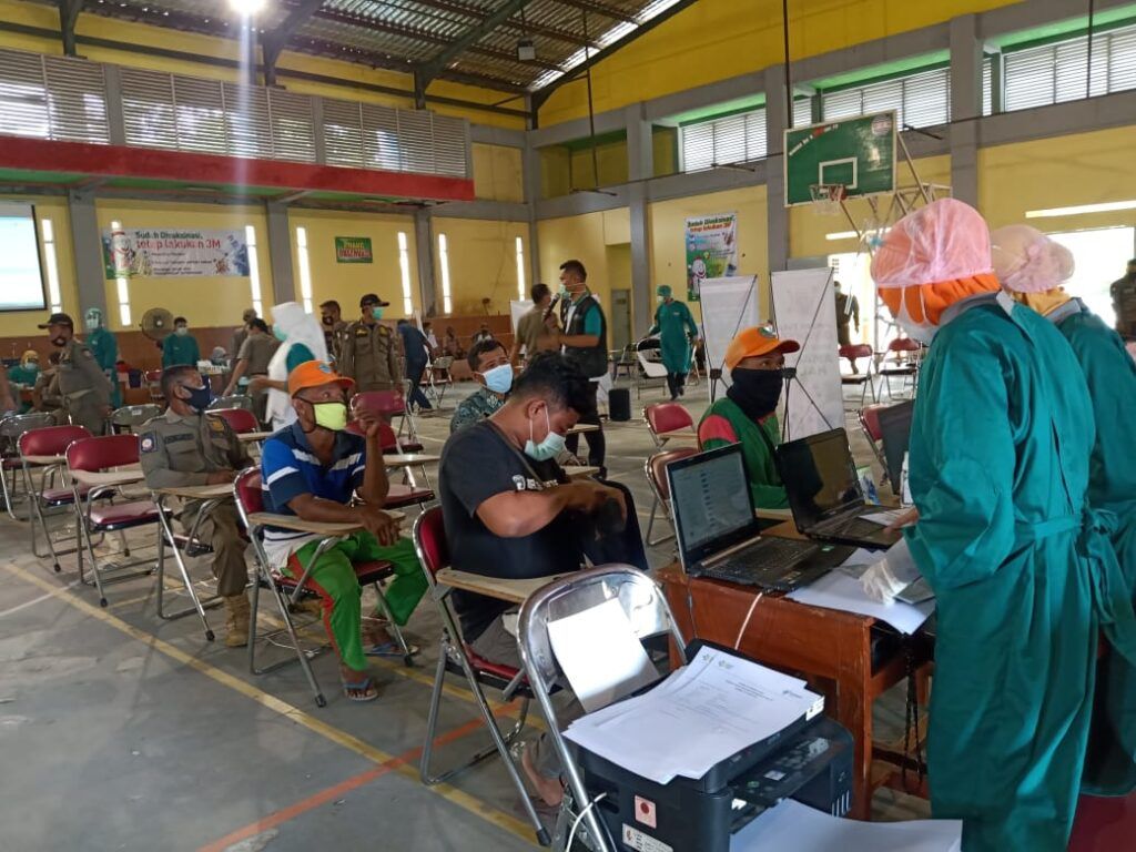 Peserta mengecek data sebelum vaksinasi di Sekolah Model Terpadu (SMT) Bojonegoro. (Foto: Mila Arinda/ln)