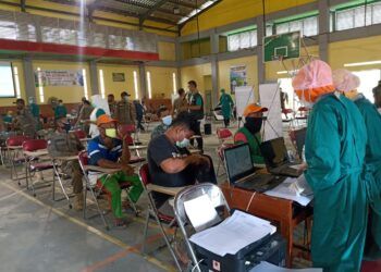 Peserta mengecek data sebelum vaksinasi di Sekolah Model Terpadu (SMT) Bojonegoro. (Foto: Mila Arinda/ln)