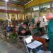 Tahap Kedua, Bojonegoro Vaksinasi 5.712 Petugas Pelayanan Publik 8 Peserta mengecek data sebelum vaksinasi di Sekolah Model Terpadu (SMT) Bojonegoro. (Foto: Mila Arinda/ln)