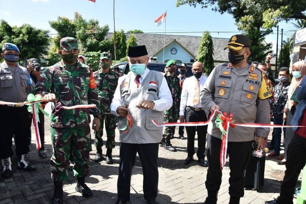 Bupati Malang Muhammad Sanusi saat meresmikan Kampung Tangguh Semeru di Kecamatan Gondanglegi, Kabupaten Malang. (Foto: IG Humas Protokol Kabupaten Malang/Tugu Jatim)