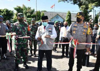 Bupati Malang Muhammad Sanusi saat meresmikan Kampung Tangguh Semeru di Kecamatan Gondanglegi, Kabupaten Malang. (Foto: IG Humas Protokol Kabupaten Malang/Tugu Jatim)