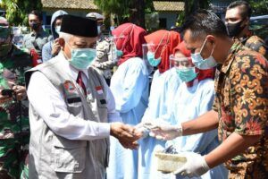 Untuk mencegah penyebaran Covid-19, Bupati Malang Muhammad Sanusi memakai hand sanitizer. (Foto: IG Humas Protokol Kabupaten Malang/Tugu Jatim)
