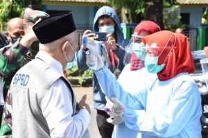 Bupati Malang Muhammad Sanusi saat cek suhu untuk menerapkan prokes. (Foto: IG Humas Protokol Kabupaten Malang/Tugu Jatim)