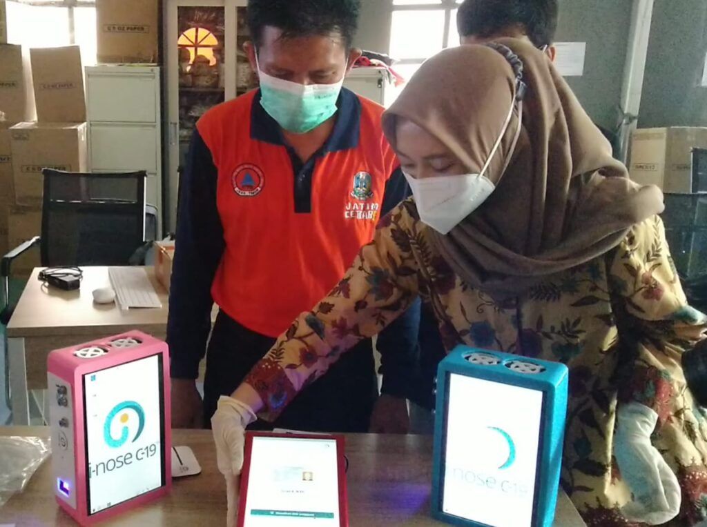 Volunteer dan nakes RSLKI Surabaya melaksanakan pelatihan pengoperasionalan alat i-nose c-19. (Foto: Rangga Aji/Tugu Jatim)