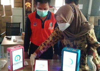 Volunteer dan nakes RSLKI Surabaya melaksanakan pelatihan pengoperasionalan alat i-nose c-19. (Foto: Rangga Aji/Tugu Jatim)