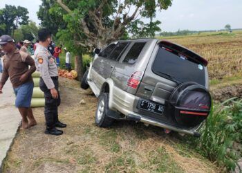 Mobil korban kecelakaan di Jalan Raya Pohwates–Kedungadem, Bojonegoro, Senin (01/03/2021), sekitar pukul 12.40 WIB. (Foto: Kapolsek Sumberrejo Bojonegoro/Tugu Jatim)