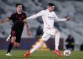 Saat Fede Valverde mencoba mengamankan bola dari serangan pemain Real Sociedad. (Foto: Twitter @realmadrid/Tugu Jatim)