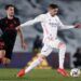 Los Blancos Gagal Raih Poin Penuh saat Ditahan Imbang Real Sociedad 8 Saat Fede Valverde mencoba mengamankan bola dari serangan pemain Real Sociedad. (Foto: Twitter @realmadrid/Tugu Jatim)