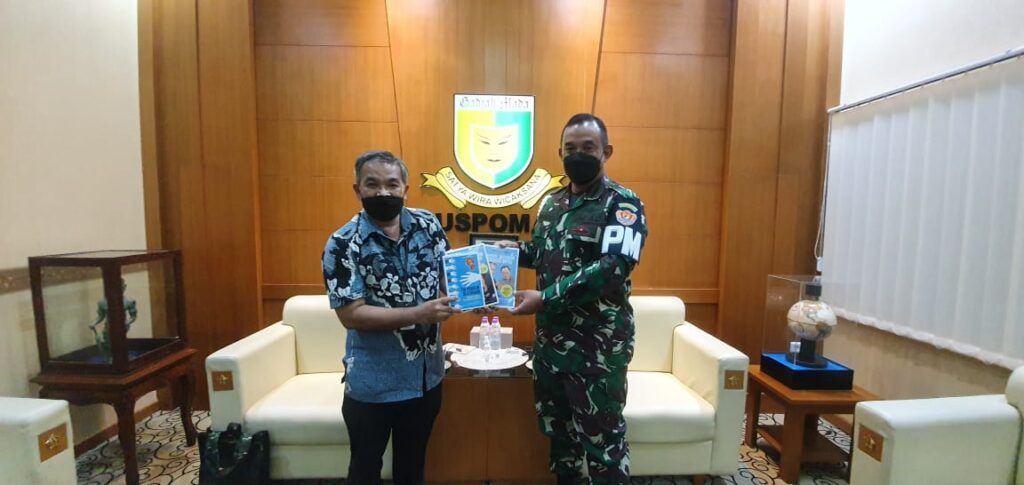 Pakar Komunikasi dan Motivator Nasional Dr Aqua Dwipayana memberikan trilogi buku karyanya kepada Komandan Pusat Polisi Militer Angkatan Darat (Danpuspomad) Letjen TNI Chandra W. Sukotjo. (Foto: Dok/Tugu Jatim)