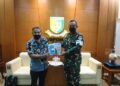 Pakar Komunikasi dan Motivator Nasional Dr Aqua Dwipayana memberikan trilogi buku karyanya kepada Komandan Pusat Polisi Militer Angkatan Darat (Danpuspomad) Letjen TNI Chandra W. Sukotjo. (Foto: Dok/Tugu Jatim)