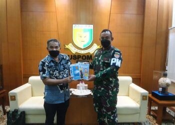 Pakar Komunikasi dan Motivator Nasional Dr Aqua Dwipayana memberikan trilogi buku karyanya kepada Komandan Pusat Polisi Militer Angkatan Darat (Danpuspomad) Letjen TNI Chandra W. Sukotjo. (Foto: Dok/Tugu Jatim)