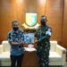 Danpuspomad Letjen TNI Chandra W. Sukotjo Senang Dapat Trilogi Buku Karya Dr Aqua 8 Pakar Komunikasi dan Motivator Nasional Dr Aqua Dwipayana memberikan trilogi buku karyanya kepada Komandan Pusat Polisi Militer Angkatan Darat (Danpuspomad) Letjen TNI Chandra W. Sukotjo. (Foto: Dok/Tugu Jatim)