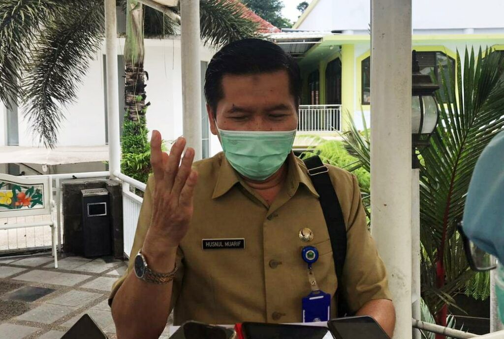 Kepala Dinas Kesehatan Kota Malang Husnul Muarif menjelaskan soal 170 orang terpapar virus Covid-19 di Panti Bhakti Luhur Malang. (Foto: Azmy/Tugu Jatim)