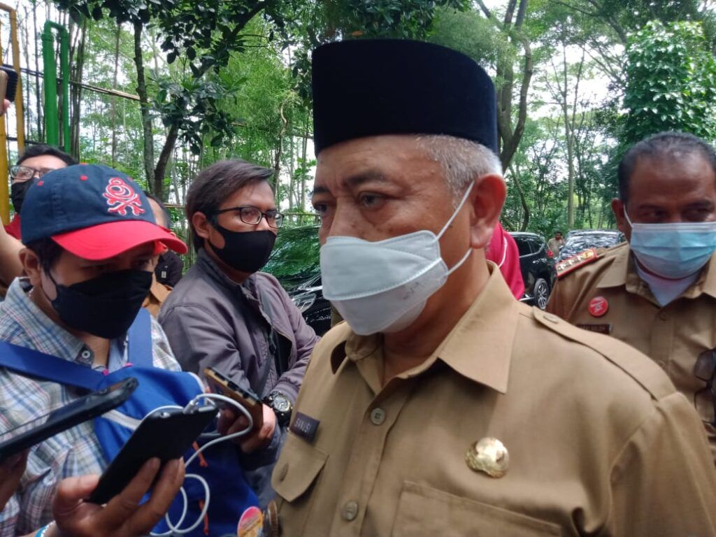 Bupati Malang Muhammad Sanusi saat menjelaskan wacana PLTS di Singosari. (Foto: Rap/Tugu Jatim)