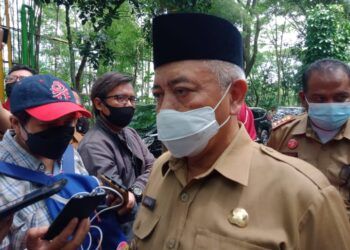 Bupati Malang Muhammad Sanusi saat menjelaskan wacana PLTS di Singosari. (Foto: Rap/Tugu Jatim)