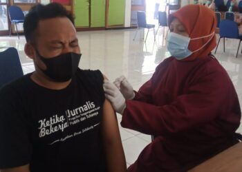 Salah satu jurnalis saat vaksinasi sinovac di Gedung Korpri Tuban. (Foto: Rochim/Tugu Jatim)
