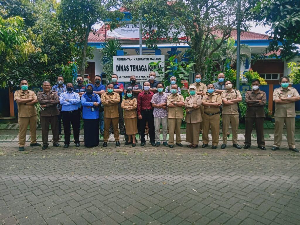 Kepala Disnaker Kabupaten Malang Drs Yoyok Wardoyo MM foto bersama setelah rakor soal sertifikasi cleaning service. (Foto: Rap/Tugu Jatim)