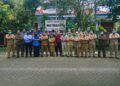 Kepala Disnaker Kabupaten Malang Drs Yoyok Wardoyo MM foto bersama setelah rakor soal sertifikasi cleaning service. (Foto: Rap/Tugu Jatim)