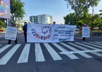 Tim promosi kesehatan rumah sakit (PKRS) di depan lampu lalu lintas Royal Plaza Mall Surabaya, Rabu (03/03/2021), pukul 07.30-08.00 WIB. (Foto: Rangga Aji/Tugu Jatim)