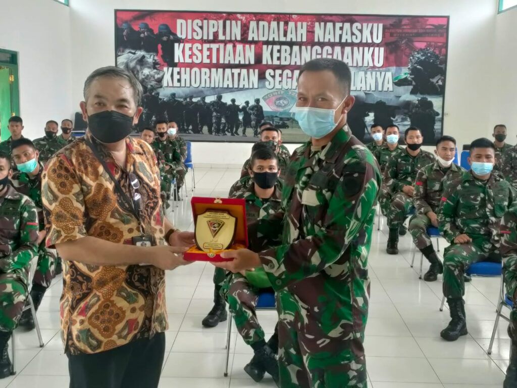 Danrem Brigjen TNI Gumuruh Winardjatmiko saat memberikan cenderamata kepada Pakar Komunikasi dan Motivator Nasional Dr Aqua Dwipayana di Serang. (Foto:Dok/Tugu Jatim)