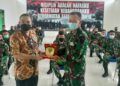 Danrem Brigjen TNI Gumuruh Winardjatmiko saat memberikan cenderamata kepada Pakar Komunikasi dan Motivator Nasional Dr Aqua Dwipayana di Serang. (Foto:Dok/Tugu Jatim)