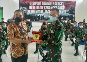 Danrem Brigjen TNI Gumuruh Winardjatmiko saat memberikan cenderamata kepada Pakar Komunikasi dan Motivator Nasional Dr Aqua Dwipayana di Serang. (Foto:Dok/Tugu Jatim)