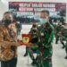 Dr Aqua Dwipayana Beri Kejutan Bulan Madu Romantis pada Dua Prajurit dari Papua 9 Danrem Brigjen TNI Gumuruh Winardjatmiko saat memberikan cenderamata kepada Pakar Komunikasi dan Motivator Nasional Dr Aqua Dwipayana di Serang. (Foto:Dok/Tugu Jatim)