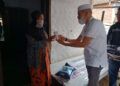 Direktur Utama PT AMA Ge Recta Geson saat memberikan suplemen kepada warga kurang mampu di tengah pandemi Covid-19. (Foto:Rap/Tugu Jatim)