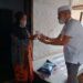 Sambangi Rumah Warga Kabupaten Malang, PT AMA Bagikan Beras dan Suplemen 8 Direktur Utama PT AMA Ge Recta Geson saat memberikan suplemen kepada warga kurang mampu di tengah pandemi Covid-19. (Foto:Rap/Tugu Jatim)