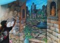 Adyanos, seniman mural Kota Malang tengah menyelesaikan lukisan mural berikon kuda di kawasan bantaran sungai Kayutangan Heritage. (Foto: Azmy/Tugu Jatim)