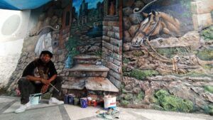 Adyanos, seniman mural Kota Malang. (Foto: Azmy/Tugu Jatim)