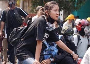 Ma Kyal Sin saat berada di tengah demonstran. (Foto: Twitter @tamyumkung/Tugu Jatim)