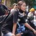 Ma Kyal Sin saat berada di tengah demonstran. (Foto: Twitter @tamyumkung/Tugu Jatim)
