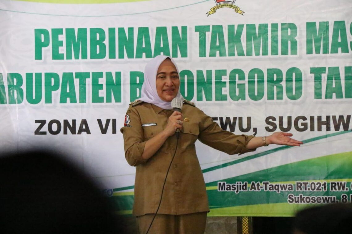 Tingkatkan Spiritual Masyarakat, Bupati Bojonegoro Anna Muawanah Beri Pembinaan pada 115 Takmir Masjid 1 Bupati Bojonegoro Anna Muawanah saat memberikan pembinaan kepada 115 takmir masjid wilayah Kecamatan Sukosewu dan Kecamatan Sugihwaras Bojonegoro pada Senin (08/03/2021). (Foto: Mila Arinda/Tugu Jatim)