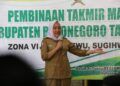 Bupati Bojonegoro Anna Muawanah saat memberikan pembinaan kepada 115 takmir masjid wilayah Kecamatan Sukosewu dan Kecamatan Sugihwaras Bojonegoro pada Senin (08/03/2021). (Foto: Mila Arinda/Tugu Jatim)