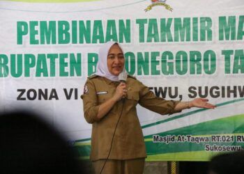 Bupati Bojonegoro Anna Muawanah saat memberikan pembinaan kepada 115 takmir masjid wilayah Kecamatan Sukosewu dan Kecamatan Sugihwaras Bojonegoro pada Senin (08/03/2021). (Foto: Mila Arinda/Tugu Jatim)