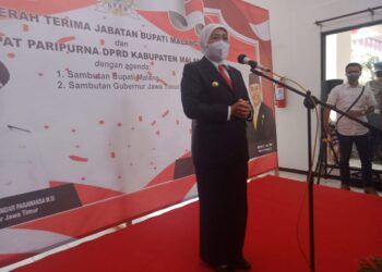 Gubernur Jawa Timur (Jatim) Khofifah Indar Parawansa melaksanakan Serah Terima Jabatan Bupati Malang di Kantor DPRD Kabupaten Malang, Senin (08/03/2021).(Foto: Rap/Tugu Jatim)
