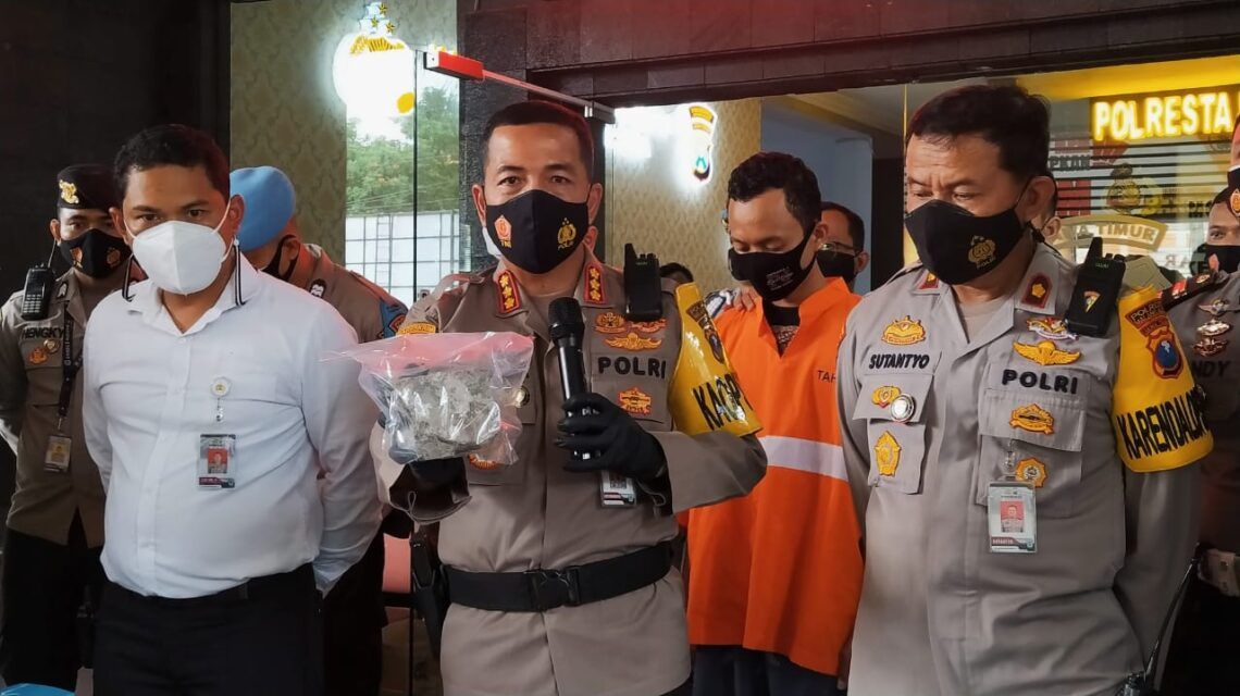 Polresta Malang Kota Tangkap 2 Pembalap Liar Pelempar Kaca Mobil Polisi 1 Kapolresta Malang Kota Kombes Pol Leonardus Simarmata menunjukkan batu batako yang digunakan pelaku untuk melempar mobil polisi. (Foto: Azmy/Tugu Jatim)