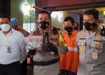 Kapolresta Malang Kota Kombes Pol Leonardus Simarmata menunjukkan batu batako yang digunakan pelaku untuk melempar mobil polisi. (Foto: Azmy/Tugu Jatim)