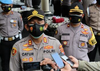 Kapolresta Batu AKBP Catur Cahyono Wibowo saat memberikan keterangan terkait 2 mahasiswa yang meninggal ketika diklat UKM pencak silat UIN Malang. (Foto:Istimewa/Tugu Jatim)