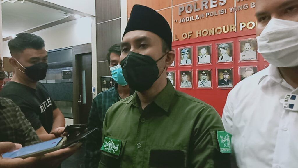 Sekretaris LTN NU PCNU Kabupaten Malang Zulham Mubarok saat melakukan pengaduan dan pelaporan di Mapolres Malang pada Senin (08/03/2021). (Foto:Rap/Tugu Jatim)