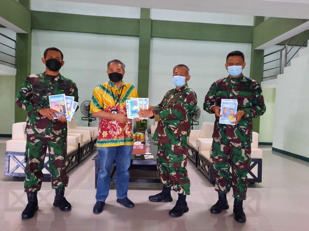 Pakar Komunikasi dan Motivator Nasional Dr Aqua Dwipayana (2 dari kiri) menyerahkan buku Trilogi The Power of Silaturahim kepada Danrem 063/Sunan Gunung Jati Kolonel Inf Elkines Vilando Dewangga (2 dari kanan) di Kodim Subang.(Foto:Dok/Tugu Jatim)