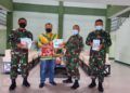 Pakar Komunikasi dan Motivator Nasional Dr Aqua Dwipayana (2 dari kiri) menyerahkan buku Trilogi The Power of Silaturahim kepada Danrem 063/Sunan Gunung Jati Kolonel Inf Elkines Vilando Dewangga (2 dari kanan) di Kodim Subang.(Foto:Dok/Tugu Jatim)